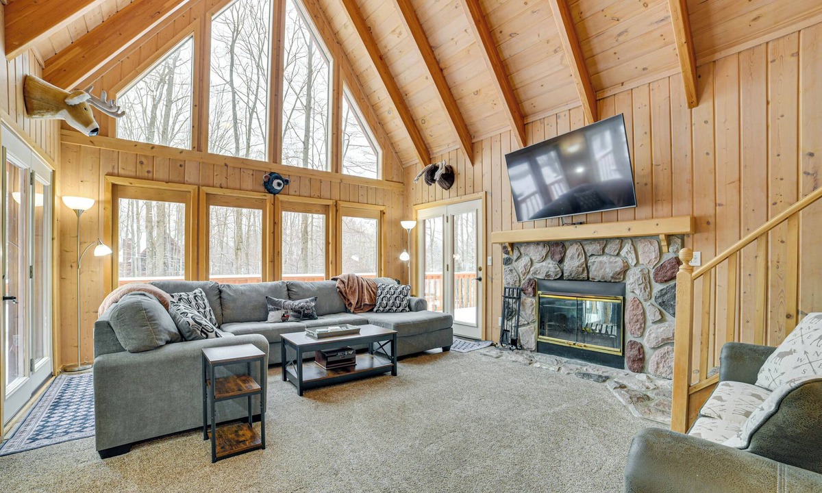 Harbor Springs Cabin | < 1 Mi to Nubs Nob Ski: Cabin w/Sauna & Deck!