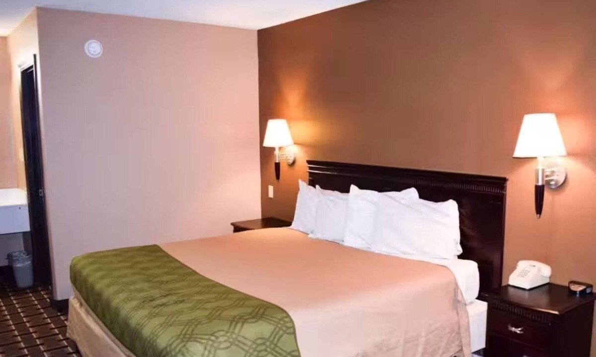 Richburg Hotel | 2 Affordable getaway featuring a single bed and great amenities