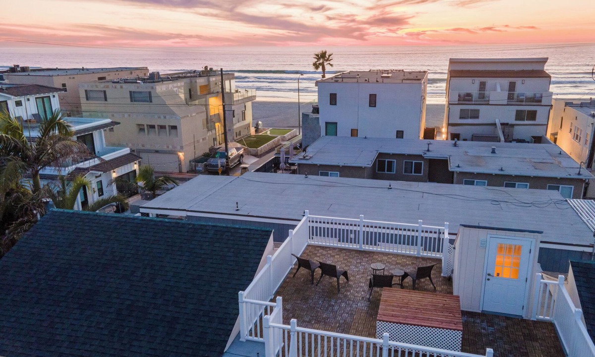 Mission Beach Cottage | 2 Car Garage Parking, AC, Kid Friendly, 45 seconds from the beach!