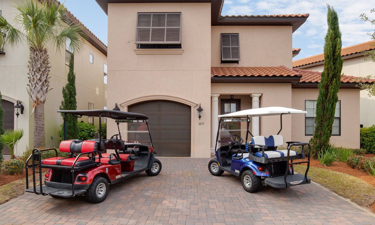 Villa Lago House | 2 Golf Carts ~ Two Living Areas ~ Spacious Kitchen