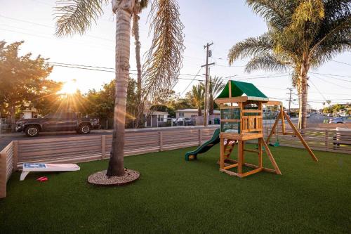 Linda Vista House | 2 Homes in 1 Sleeps 18 10 Min to Zoo and Beach