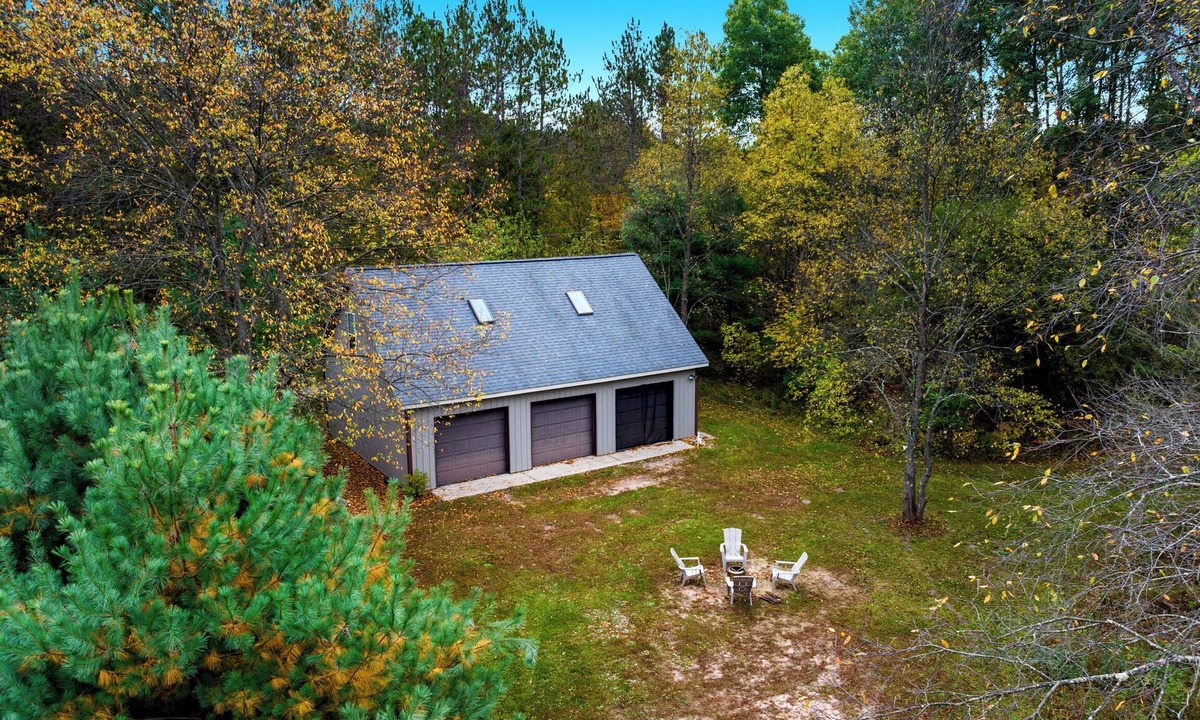Thompsonville House | 2 min to Crystal Mtn~Fireplace~Guitar~PacMan~GameRoom~Records~Firepit