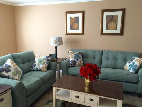Ocean Park Apartment | 2Bedroom with Den and 2BA 4 Blocks to Santa Monica Beach