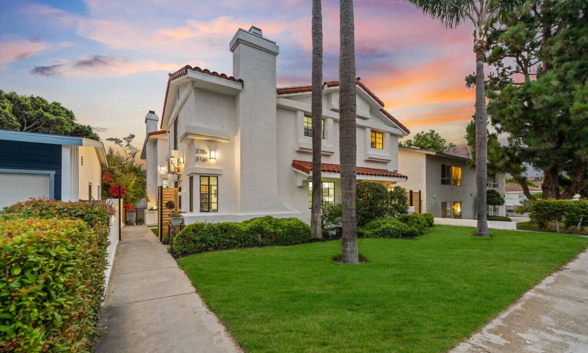 Crown Point House | 3-Home Beach Compound | Sleeps 30 | Mission Bay