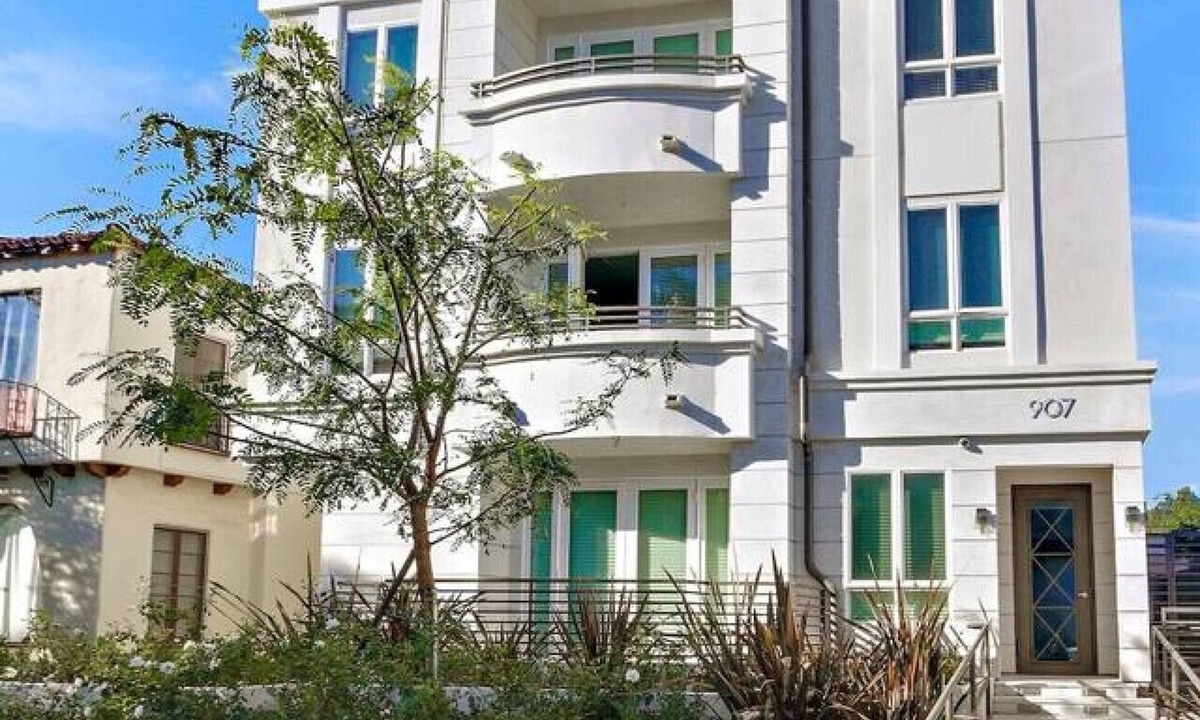 Pico - Robertson House | 3 Large Bedrooms | Balcony | Prime Location