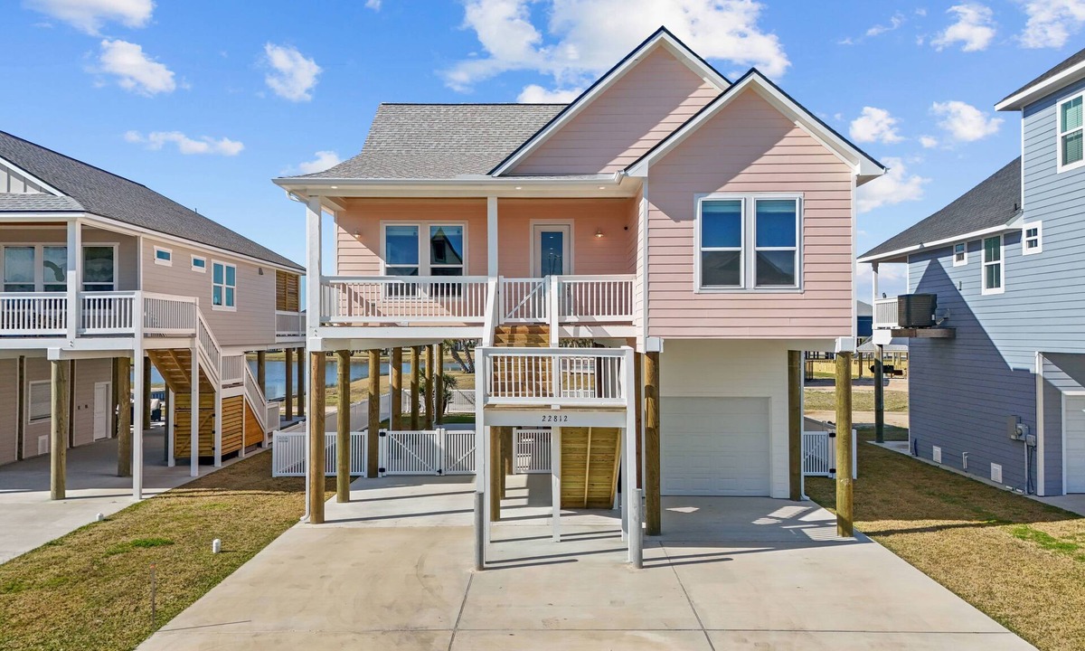 Terramar Beach House | 4 bed 3 bath Family Friendly Home in Marvelous Galveston with Pool Access & Wifi
