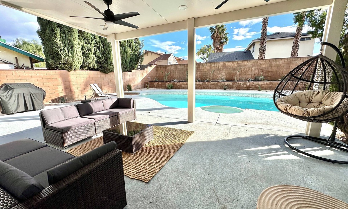 Canyon Country House | 4 Bedroom House, Spa, Pool, BBQ, Six Flags is 9 miles away