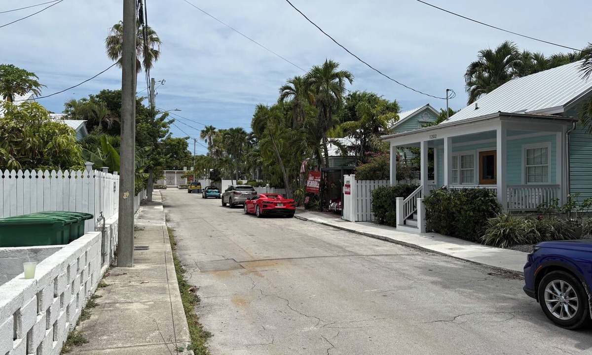 Old Town Apartment | 4 blocks from Duval and 7 blocks from the beach