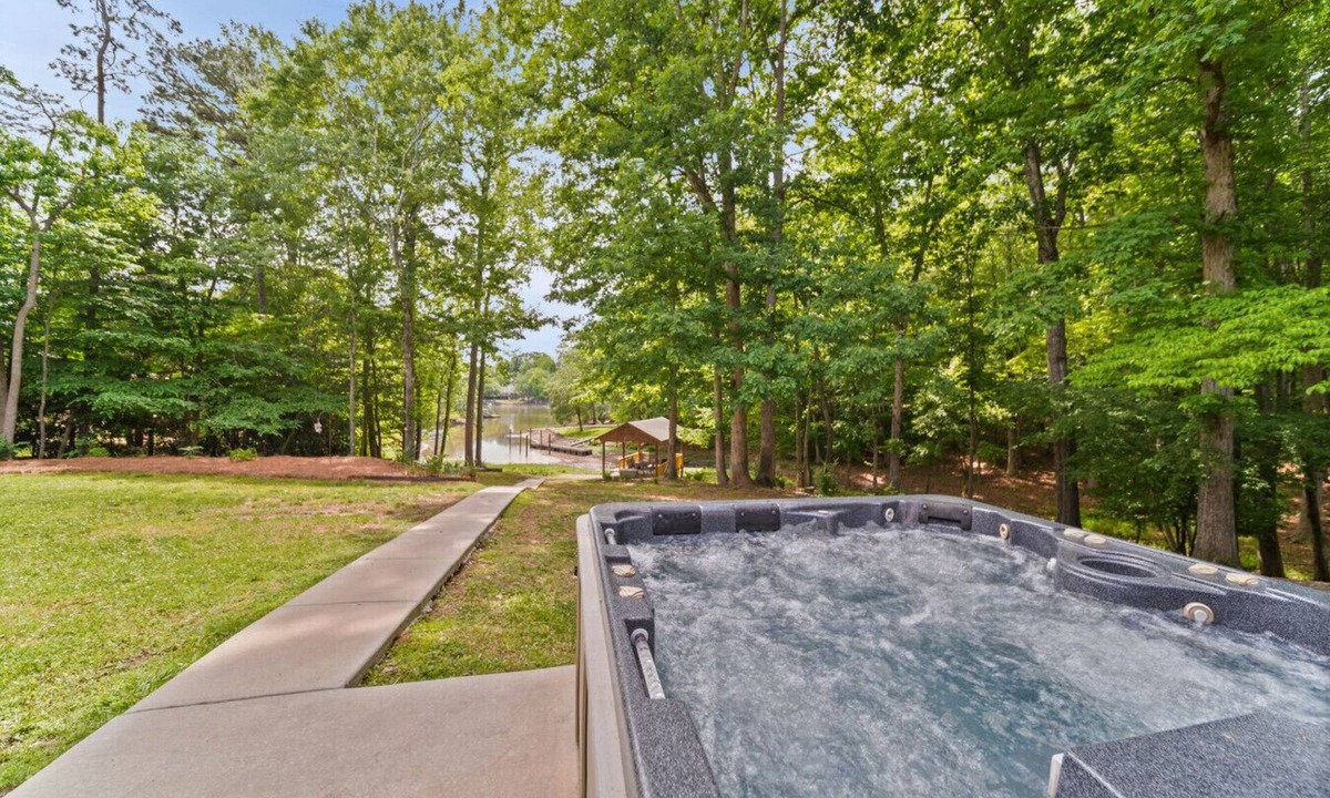 Bowling Green House | 4-BR Lake Wylie Ollie—Private Cove—Hot Tub—Fire Pit!