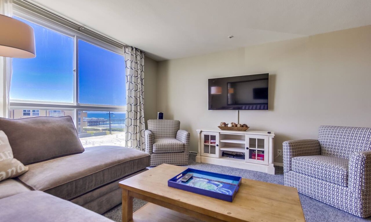 North Pacific Beach Condo | 5 - STAR -⭐ - OCEAN VIEW WITH SWIMMING POOL & JACUZZI - FAMILY FRIENDLY