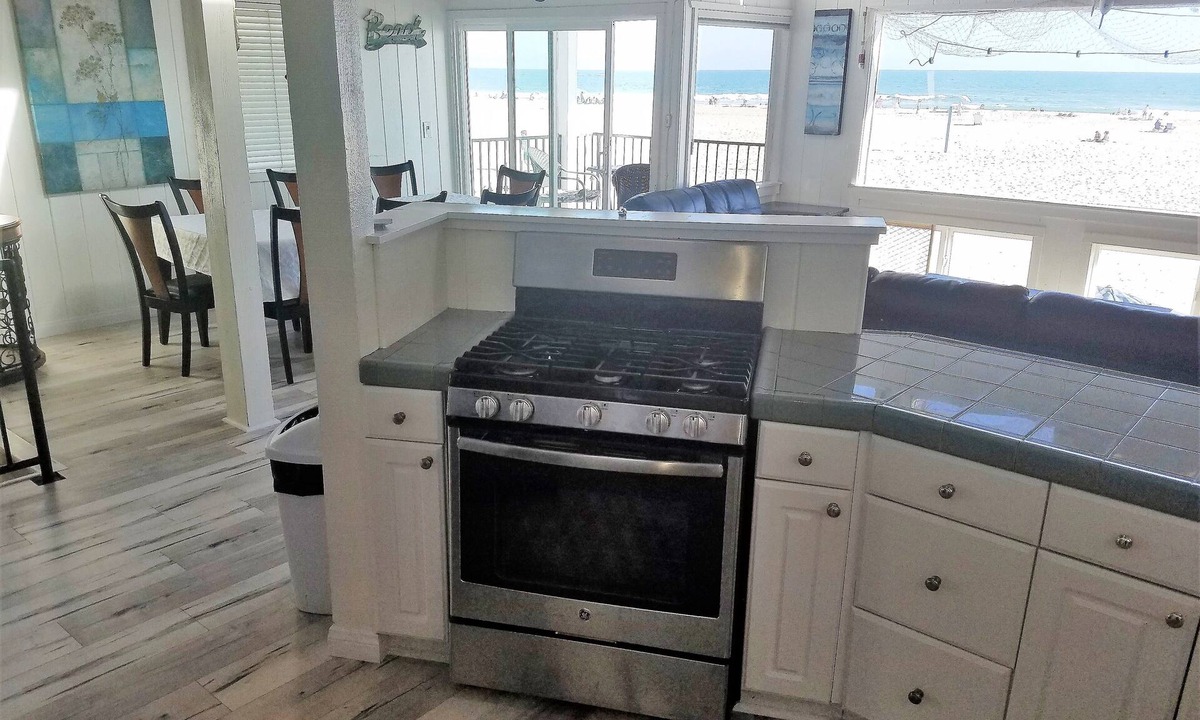 Santa Ana Heights House | 7-bedroom beachfront house in amazing Newport Beach