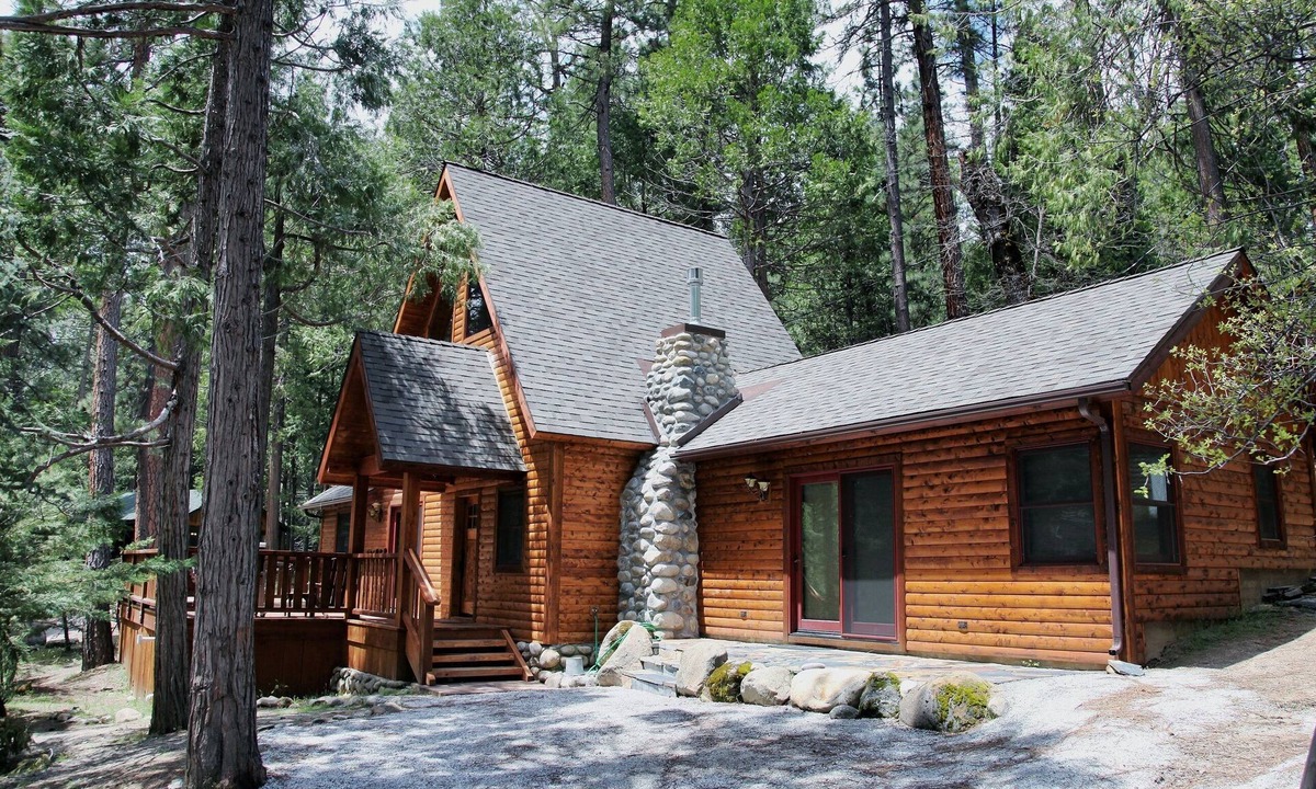 North Wawona Cabin | (9) Boot's Haven at The Redwoods In Yosemite