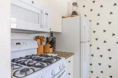Crown Point House | ACVH Pacific Beach Breezy Cottages 4