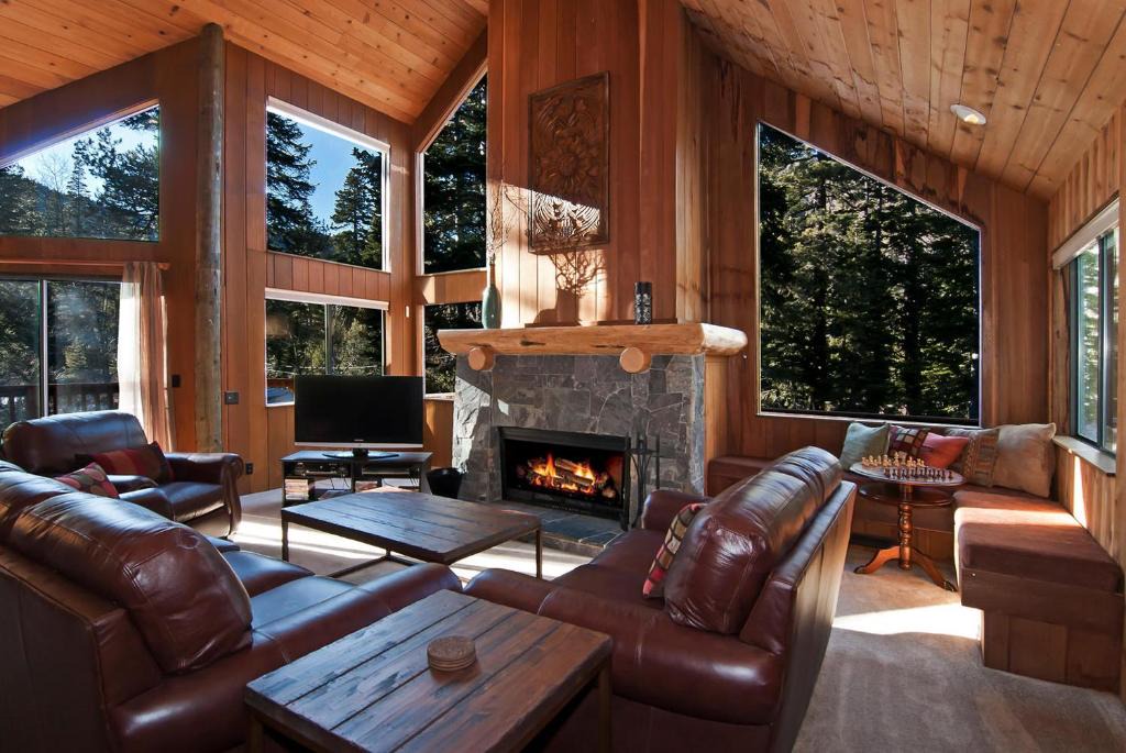 Alpine Meadows House | Alpine Darling- Hot Tub- Pet Friendly- 3 Minute Drive to Palisades Tahoe