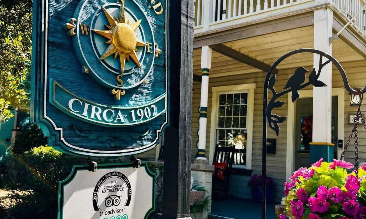 Downtown Historic District Apartment | Amelia Earhart Room | Team Joseph Ellen