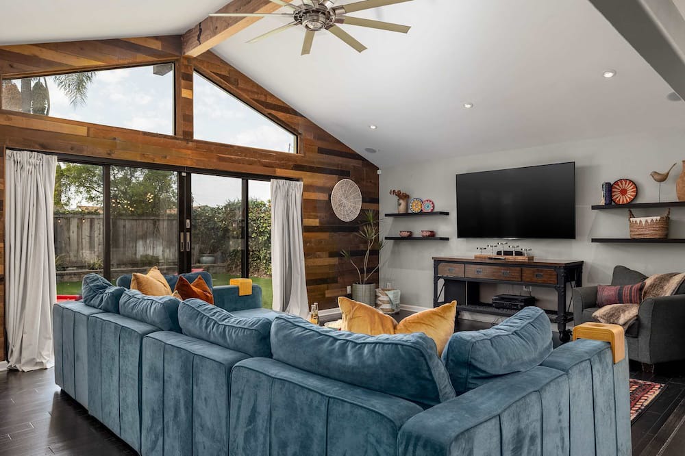 San Carlos House | Autumn Adventure | Sleeps 10 | Hot Tub | Billiards