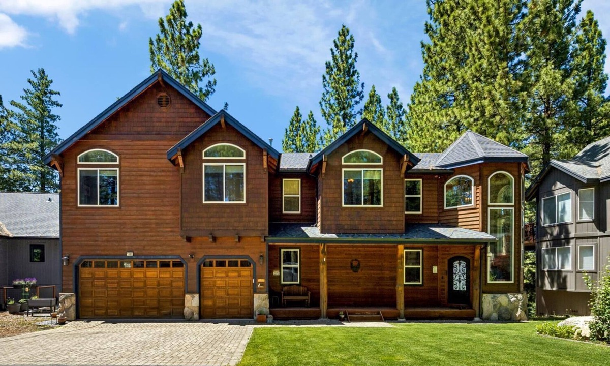 Pioneer Trail House | Between Sierra Ski Ranch and Heavenly You Pick