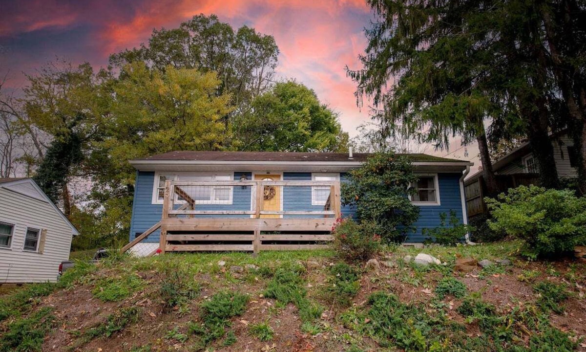 East End - Valley Street House | Blue Bird Bungalow - Cozy South Slope Home