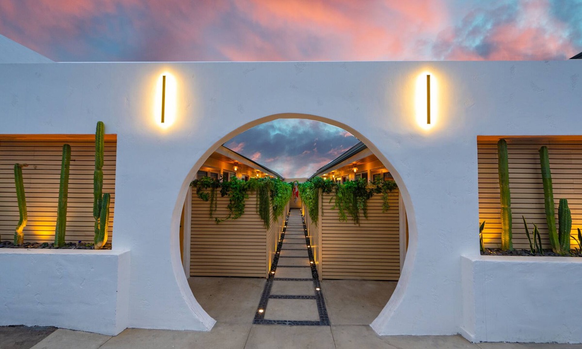 Mission Beach Hotel | Boardwalk Hotel: Bikes, Boards & Beach Gear Included