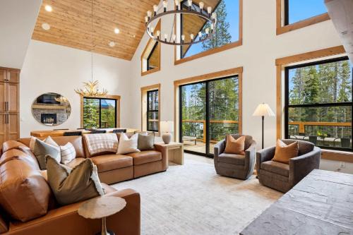 Serene Lakes House | Brand New Luxury 4BR Cabin Sleeps 14 Huge Loft Near Truckee or Donner Serene Lakes Close to 4 Ski Resorts