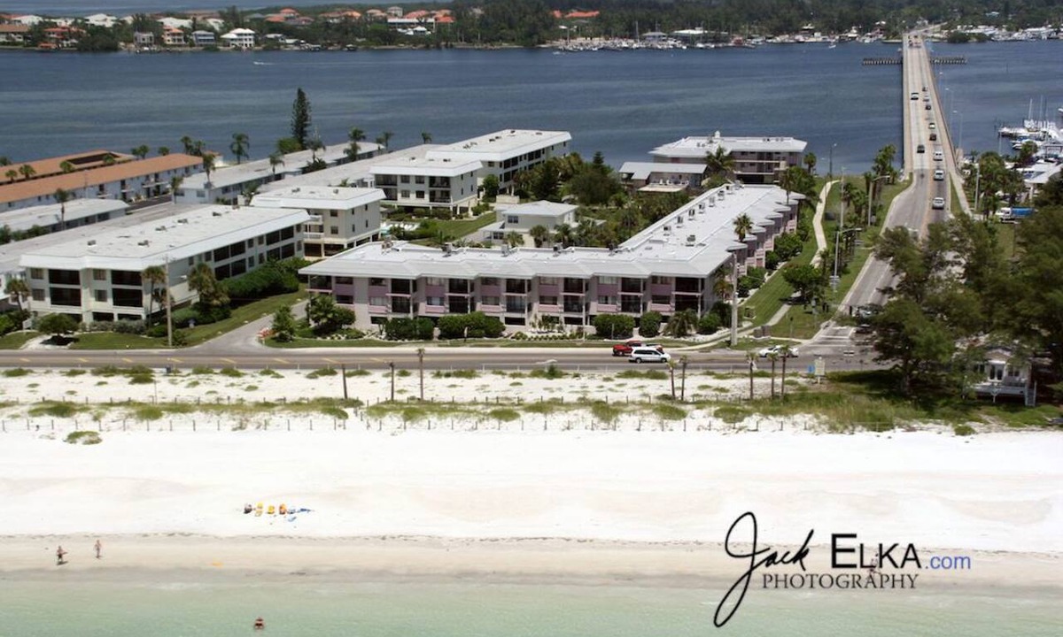 Bradenton Beach Condo | Bridgeport Condo 211 · Partial Gulf Views