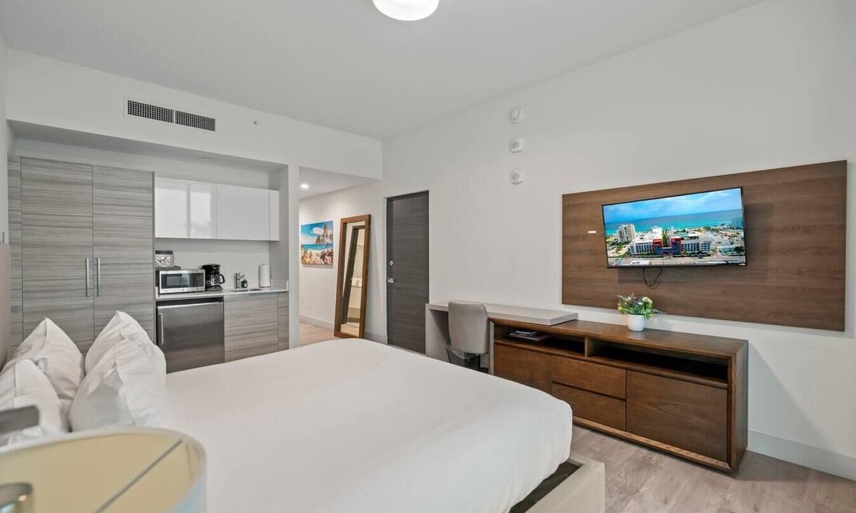 Hollywood Condo | CH Luxury Studio With a Quiet Courtyard View-CS34