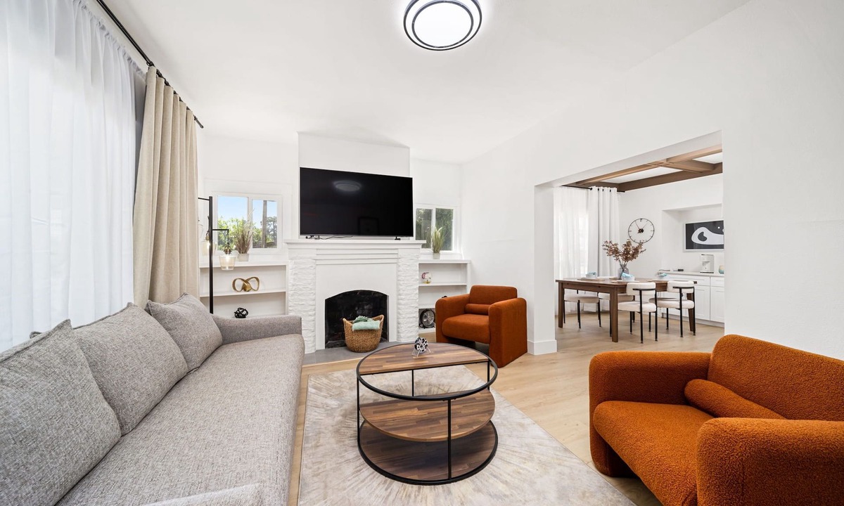 Alhambra House | Charming 2-bedroom house in serene Alhambra with AC, WiFi