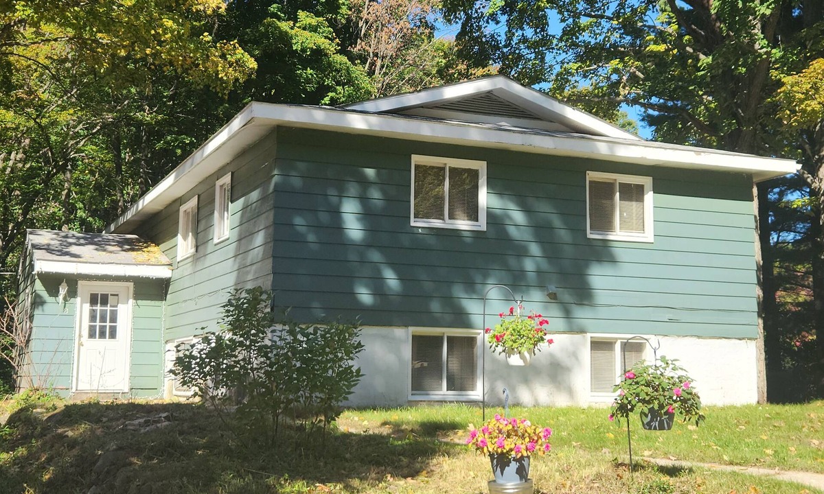 Harbor Springs House | Charming 3- BEDROOM/1 BATH Duplex Upper unit in Fabulous Harbor Springs.