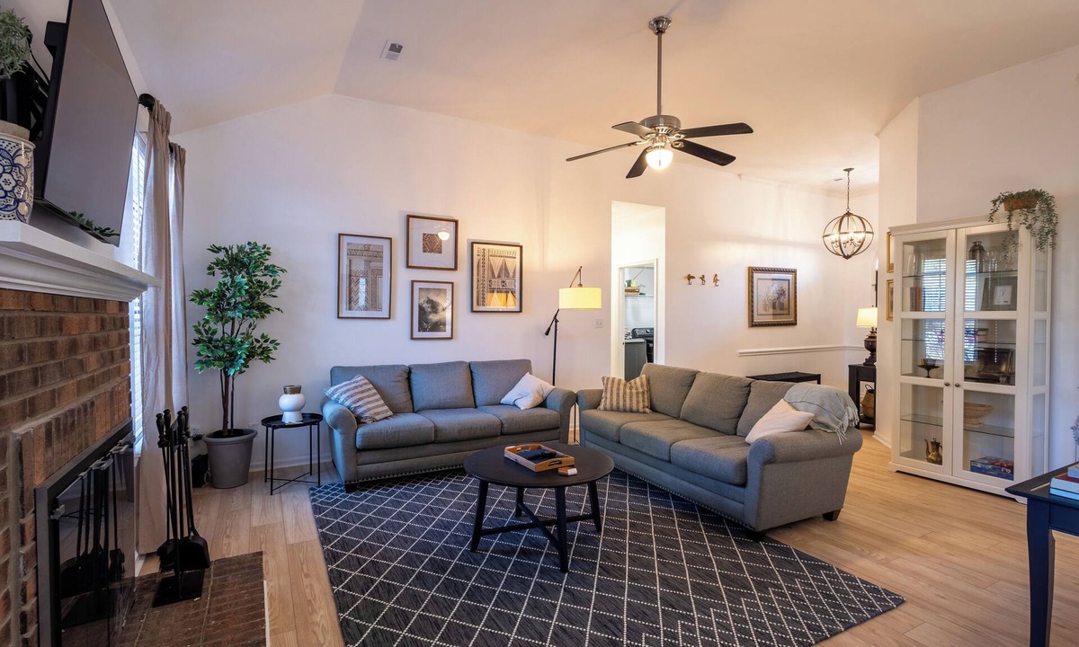 Charlotte House | Charming Charlotte 3-bedroom house, Fenced Yard, 5 Mins to Carowinds, WiFi, Pets