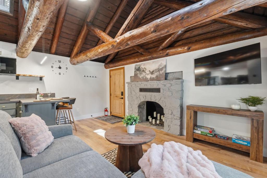 Fish Camp House | Charming Fully Renovated Log Cabin, 2 miles to Yosemite South Gate!