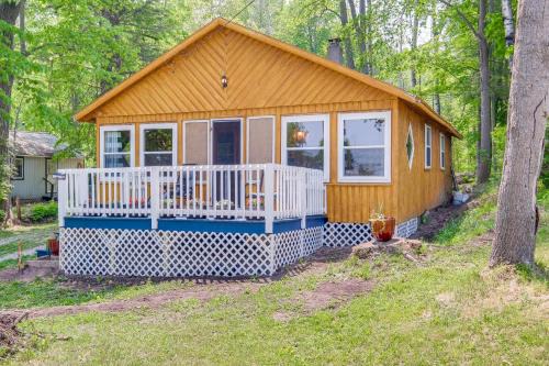 Herron House | Charming Michigan Cottage w/Sunroom & Lake Access