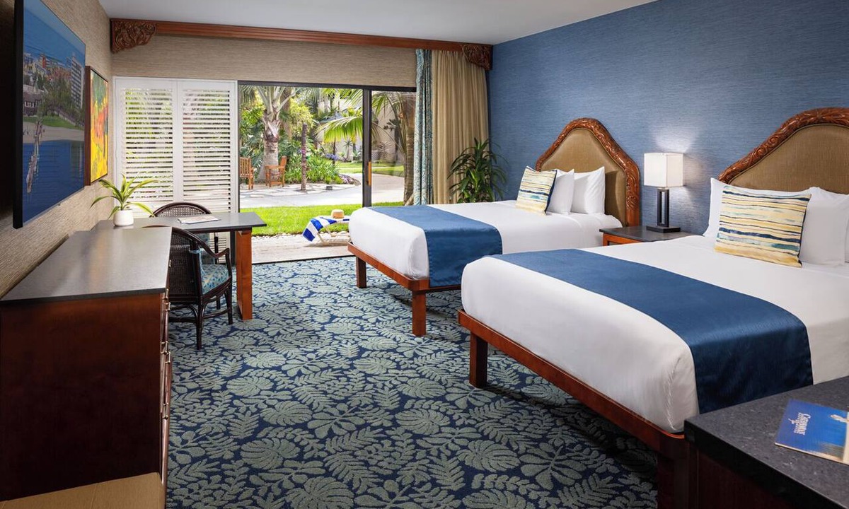 Crown Point Hotel | Charming Room Perfect for Solo Travelers – Near Palm Trees and Beach Vibes