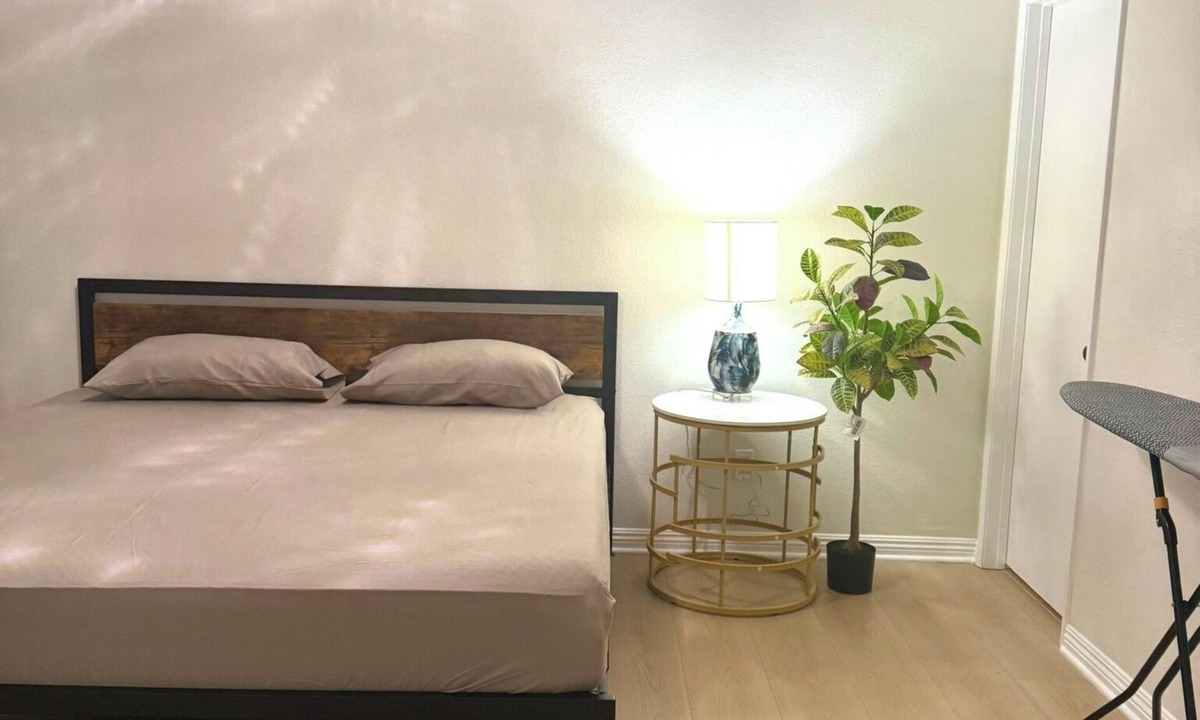Chatsworth House | Charming Single Story 3-bedroom townhome with AC in Los Angeles