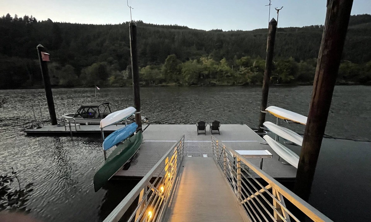 Mapleton Cottage | Charming waterfront cottage with fireplace and deep water dock