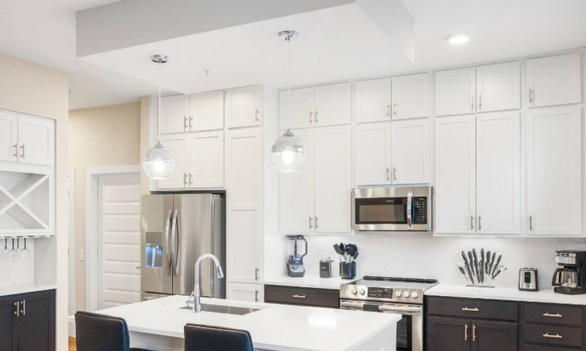 Fourth Ward Condo | Chic 2BR High-Rise Hot Tub, Gym, & Rooftop Views🌆