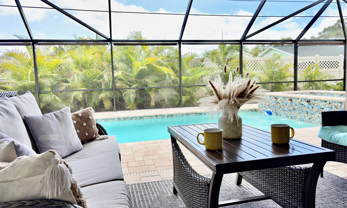 South Venice House | Coastal Beach Time Villa-heated pool & spa-4 bikes, game room-great amenities