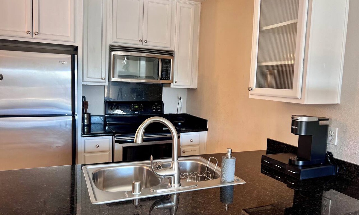 College East Condo | Cozy 1-bedroom condo in marvelous San Diego with WiFi with pool and hot tub
