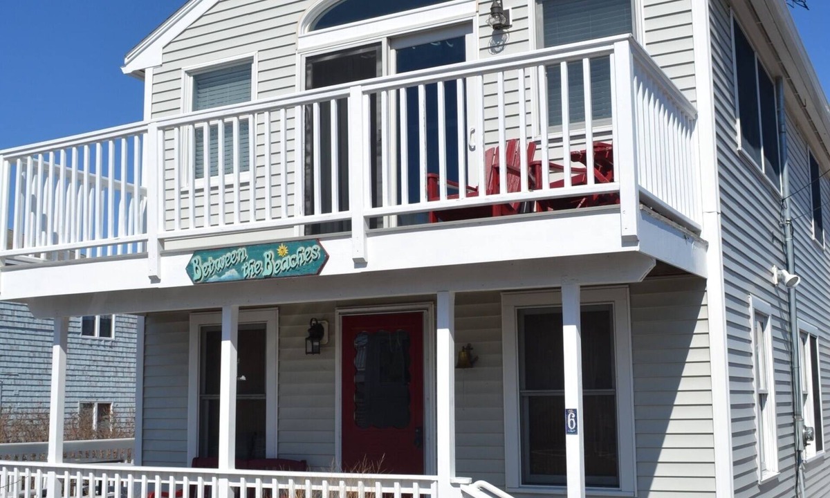 Newbury House | Cozy Beach House only a few steps to the beach