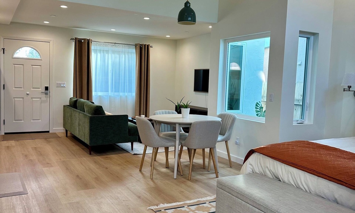 North Park Apartment | Cozy & modern studio in desirable North Park/Morley Field area