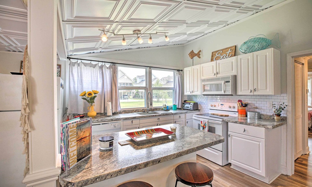 White Lake Cottage | Cozy Pet-Friendly Cottage: Walk to White Lake