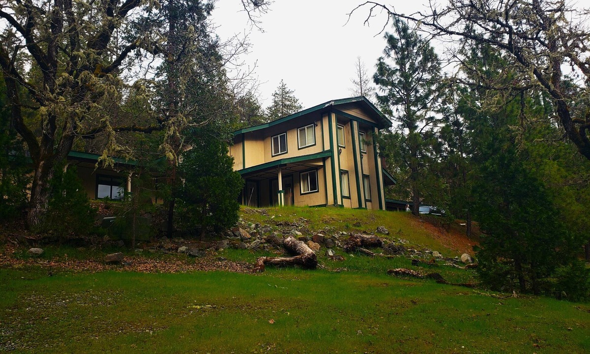 Wolf Creek House | Creekside Mountain Retreat
