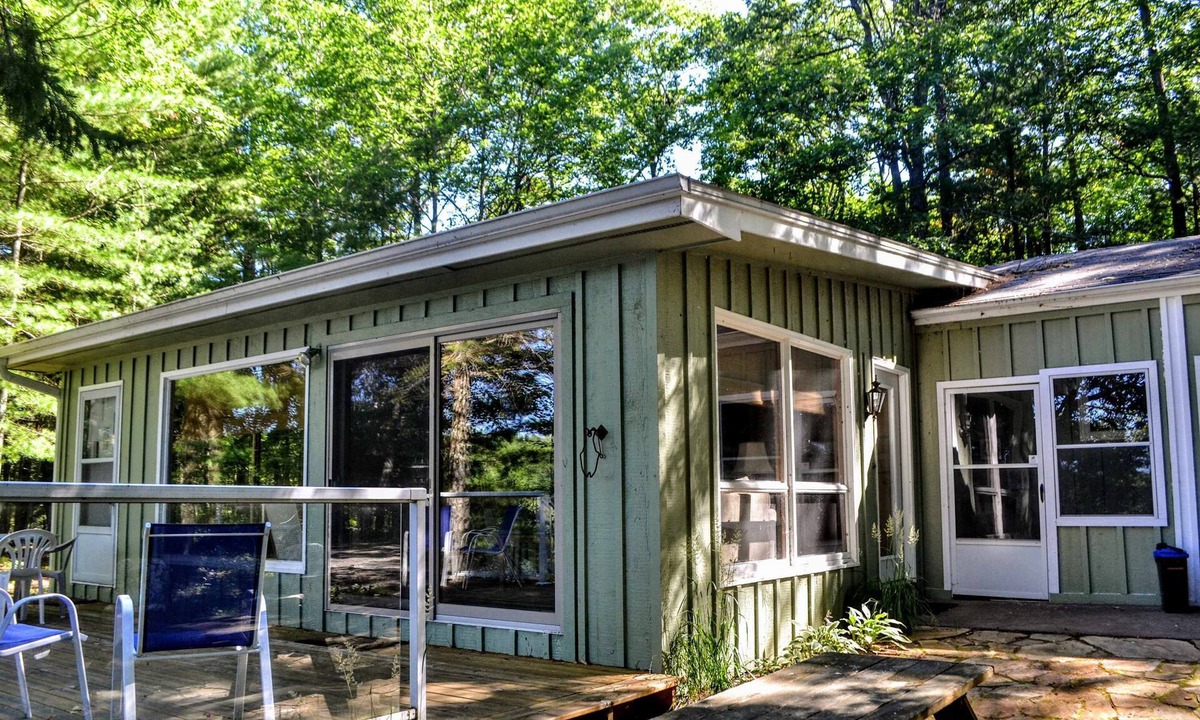 Woodruff House | Decompression Zone: Peaceful Retreat with Lake View