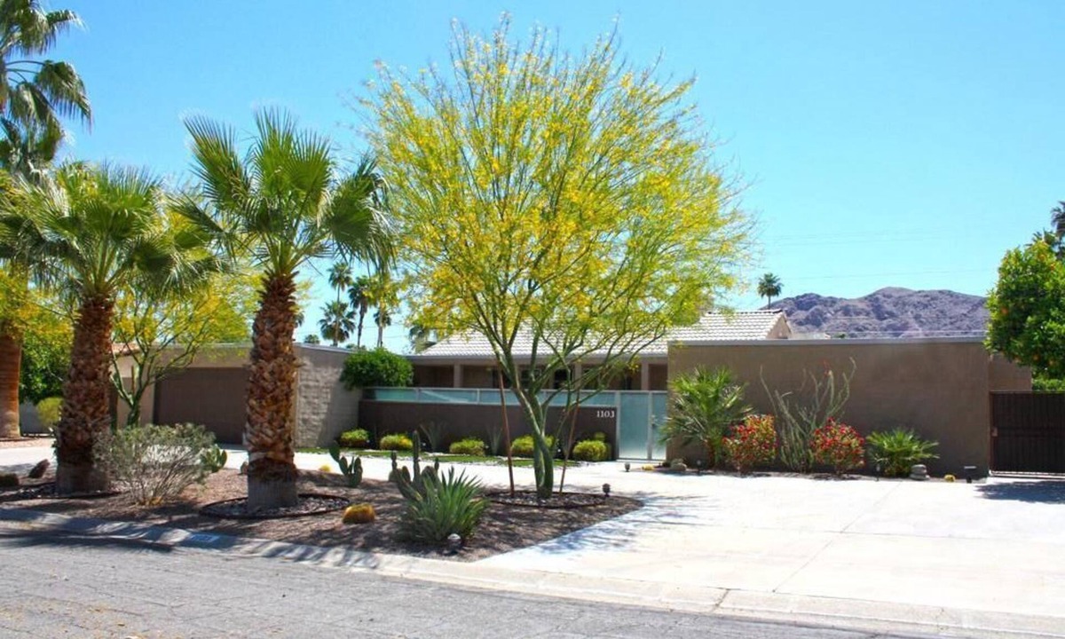 Twin Palms House | Designer Style And Comfort With Privacy and Huge Pool!