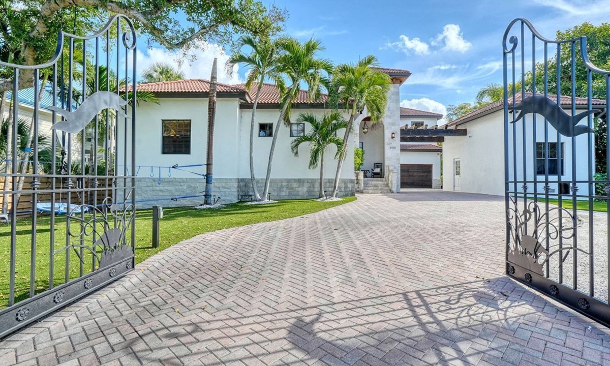 Bay Isle House | Dog-friendly gated spacious Siesta Key Getaway — Pool, Spa, & Mancave.