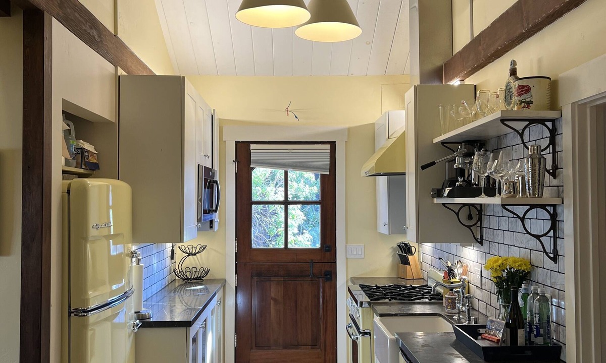 Northwest Carmel Apartment | Downtown charming, 2 BR 2 BA Flat, 1 Block from Ocean Ave, Carmel-by-the-Sea, CA