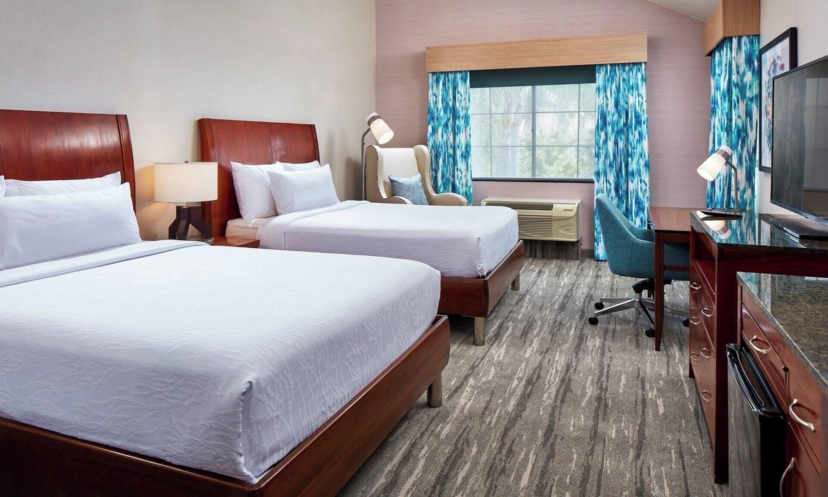Valencia Hotel | Dual Queen Room for Families | 0.1 Miles to Six Flags Magic Mountain Thrills