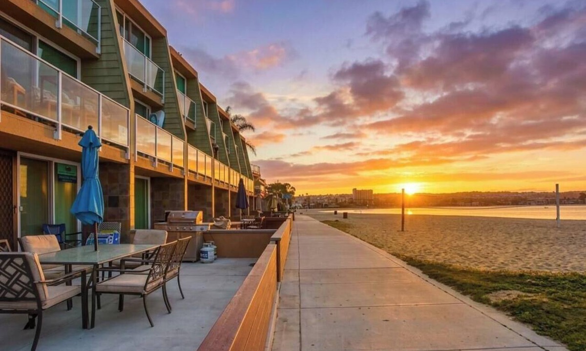Mission Beach Condo | Enjoy the breeze at this beautiful bayfront condo!