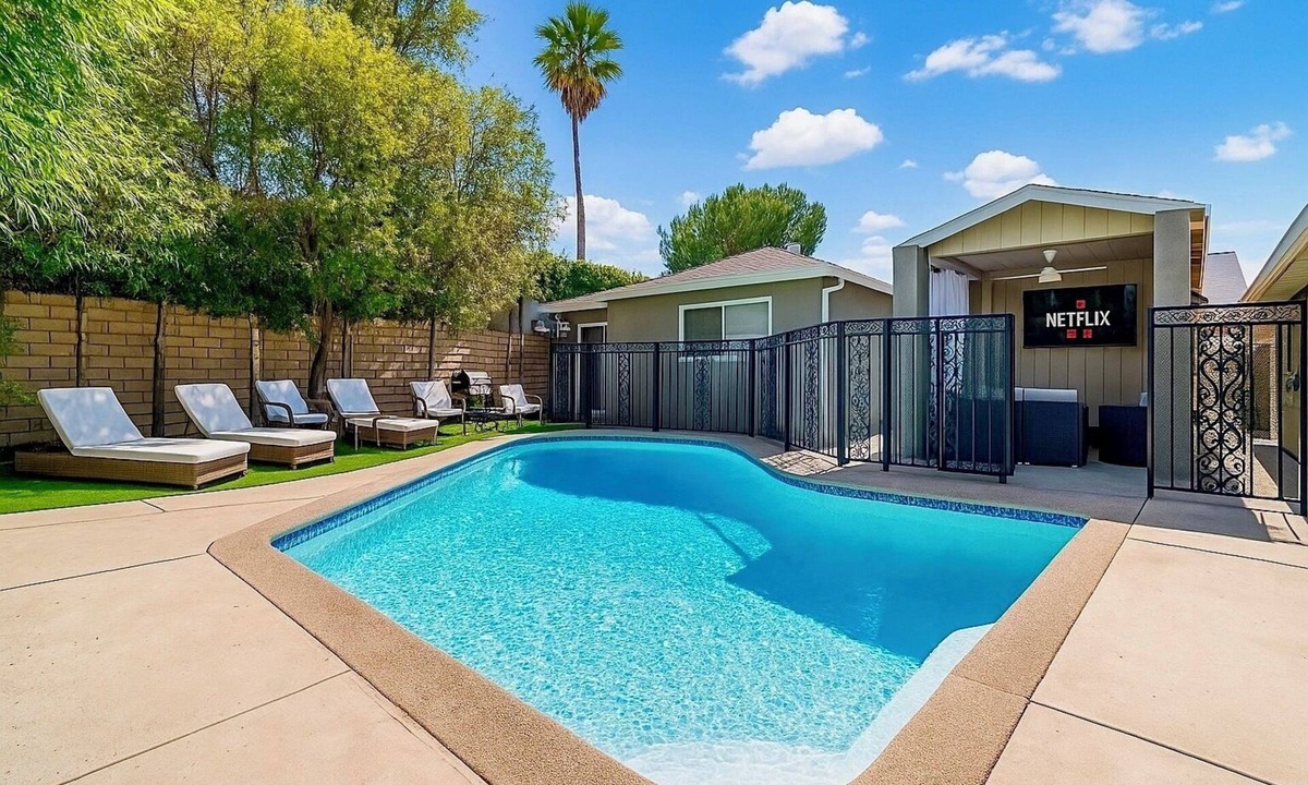 Reseda House | Fabulous Tarzana Poolside Retreat