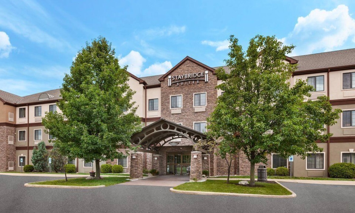 Kalamazoo Condo | Free Breakfast. Pool Access. Minutes from Western Michigan University!