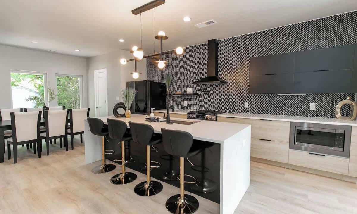 Biddleville House | Game Room | Rooftop | Sleeps 16 | Mins to Downtown